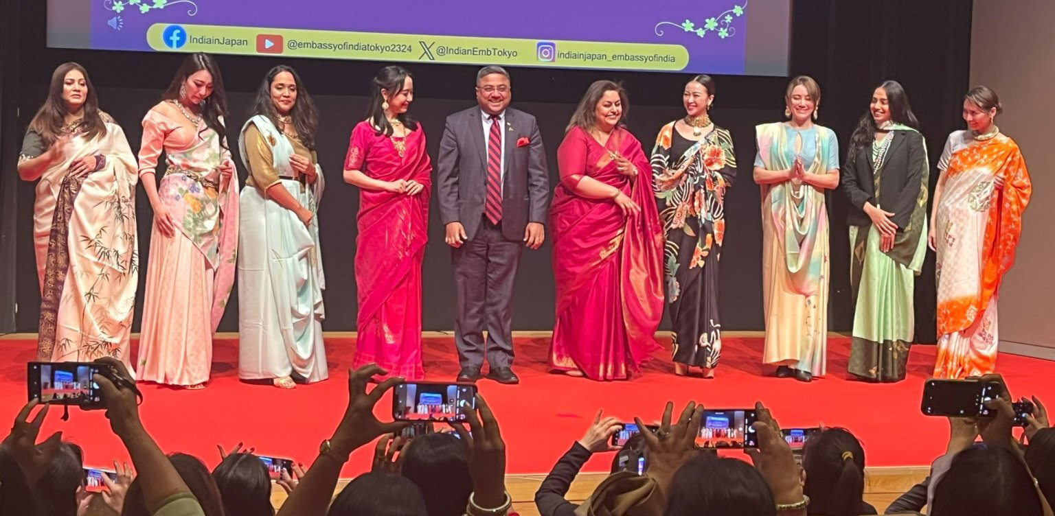 the Kyo Yuzen-enhanced saris showcased onstage at the Indian Embassy in Tokyo.