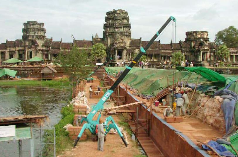 photo:The western approach to Angkor Wat