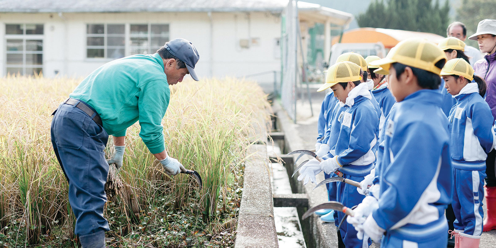 As part of the Food Hub Project, farmers share the knowledge of agriculture with locals | Akemi Ari